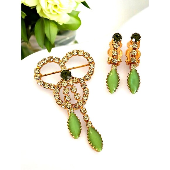 Vintage Brooch & Earrings Set Rhinestones Green Demi-Parure MCM 11J - Picture 1 of 12